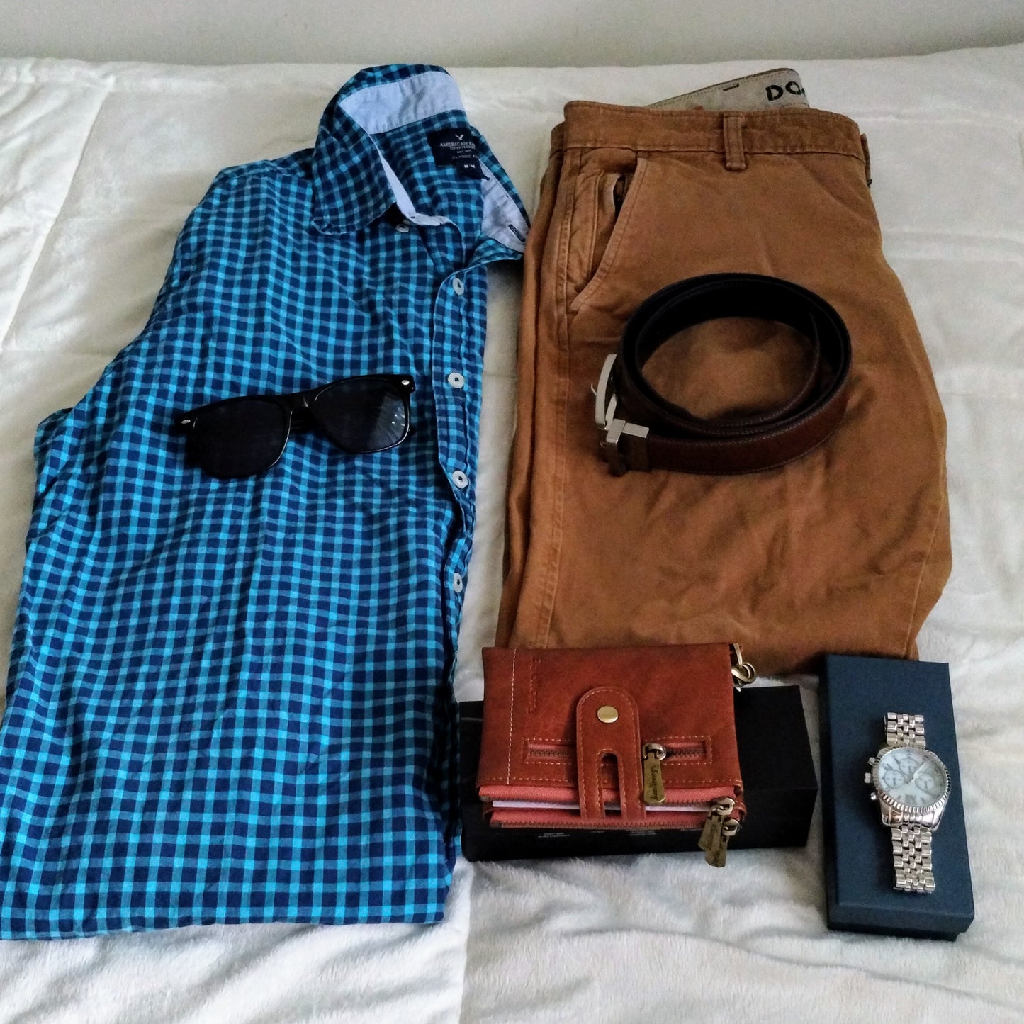 Pantalón de hombre con camisa y accesorios.