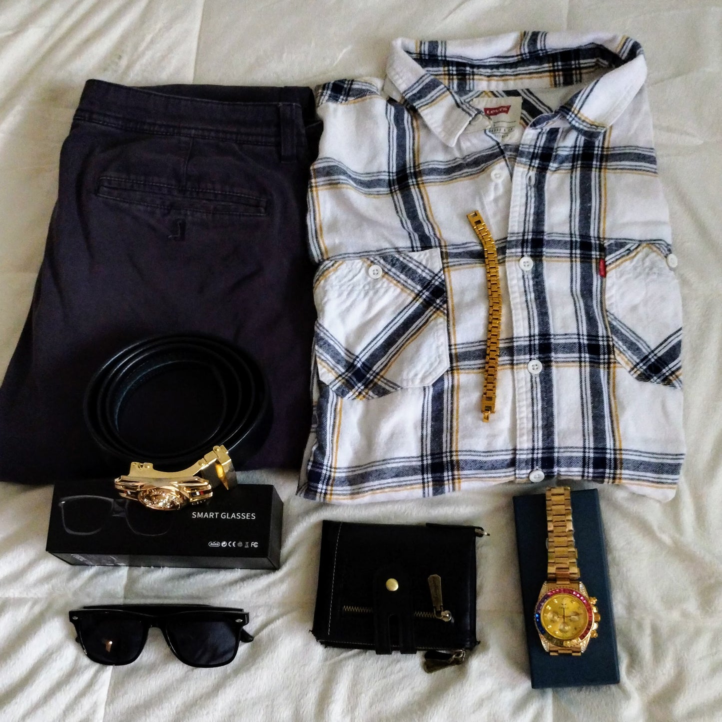 Pantalón de hombre y reloj y camisa y accesorios.