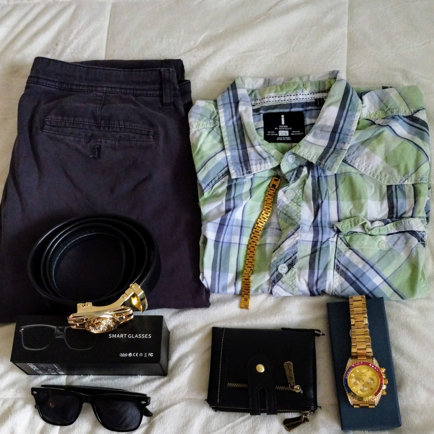 Pantalón de hombre y reloj y camisa y accesorios.