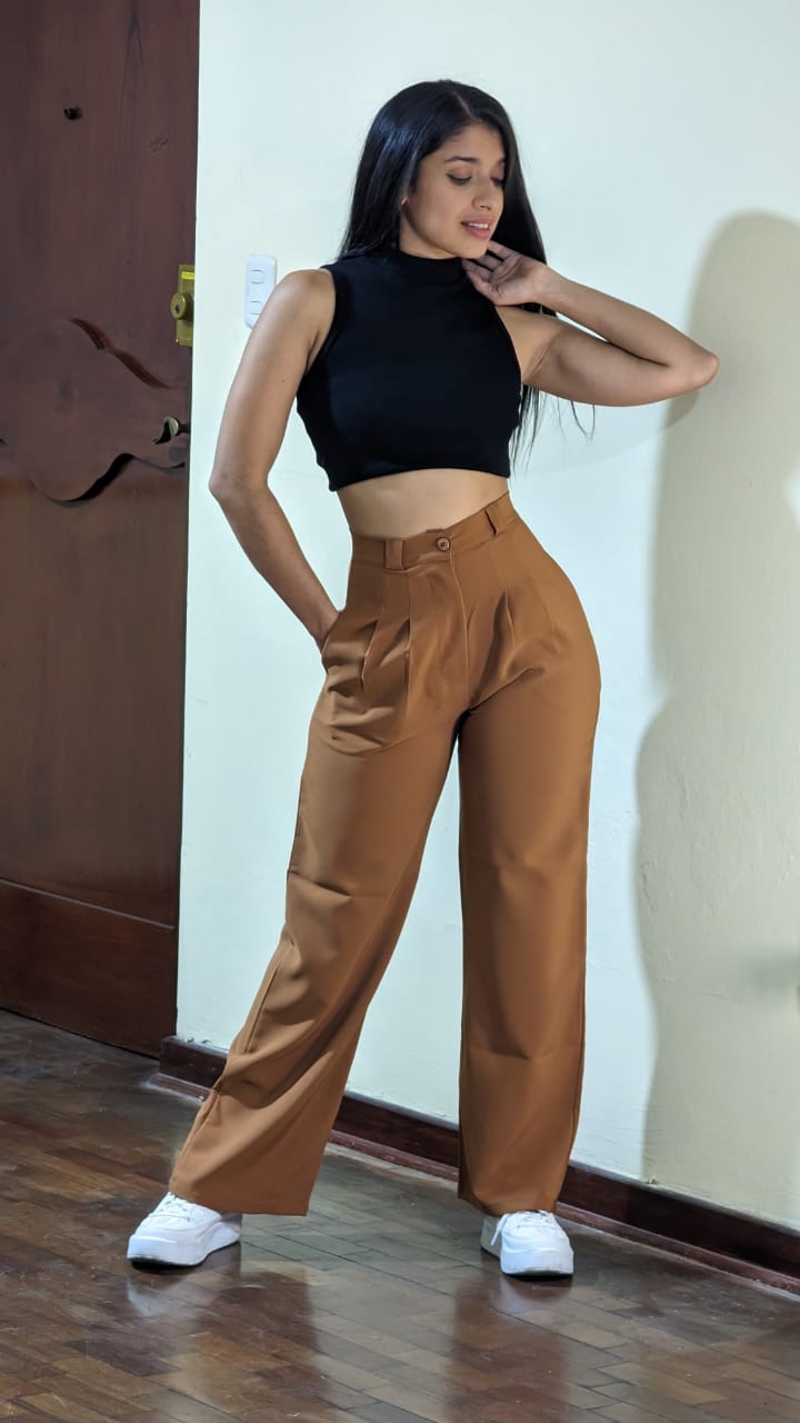 Pantalon de mujer con pinzas basta anchay bulsa.Women's pants with wide enough darts and blouse.