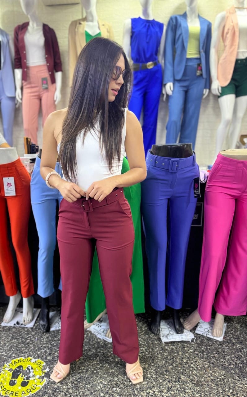 Pantalon de mujer de tela basta angosta.Women's trousers made of narrow coarse fabric.