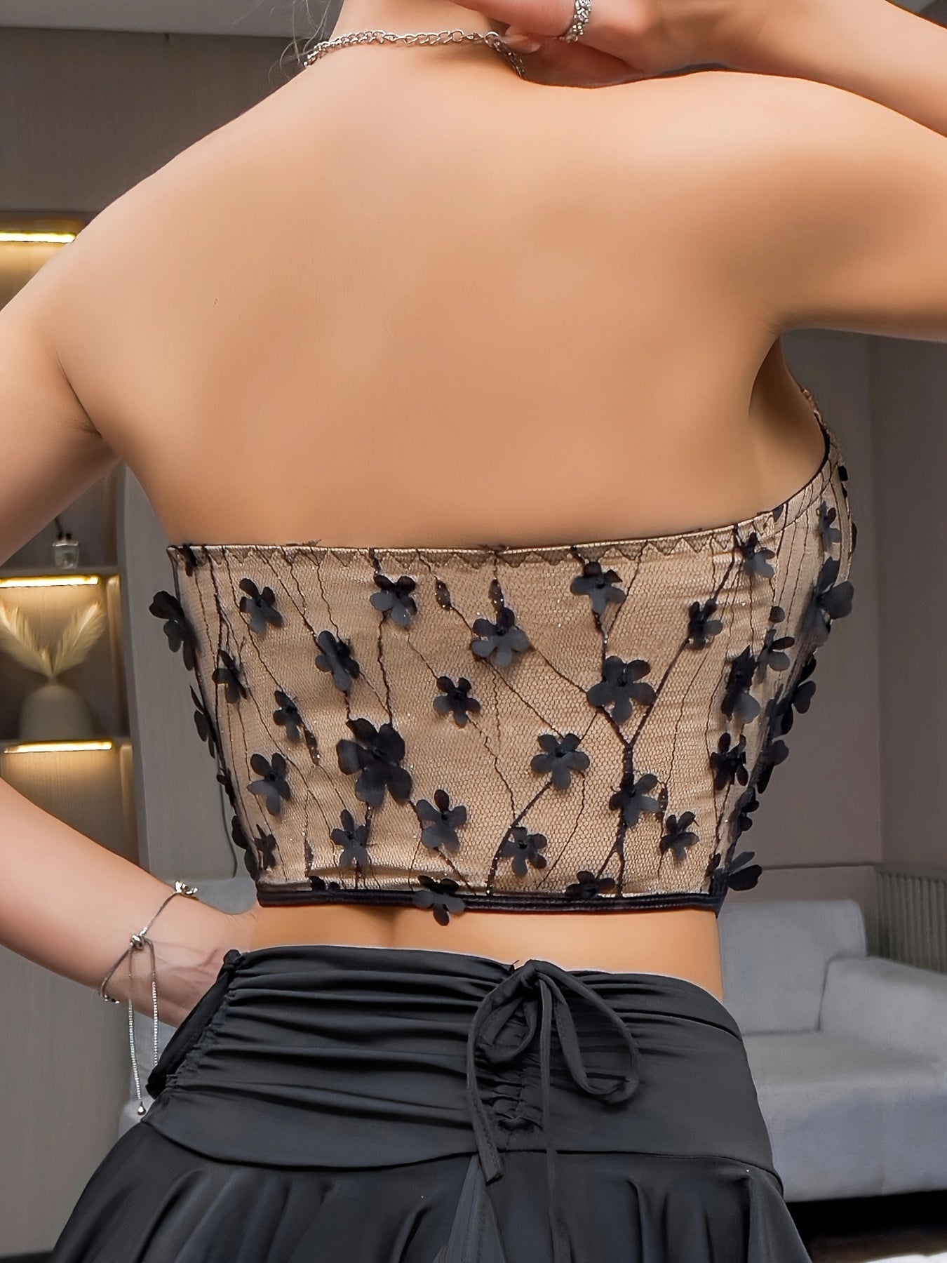 Silueta sensual, elegante top de tubo sin espalda con encaje floral